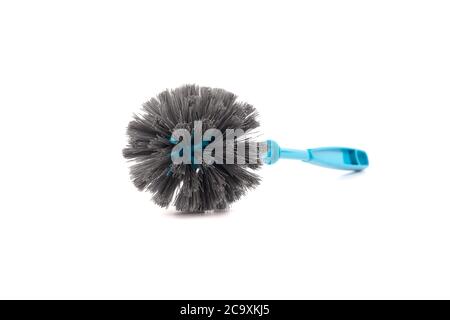 Blaue Toilettenbürste aus Kunststoff mit Borsten zur Kamera. Toilettenbürste isoliert auf weißem Hintergrund. Nahaufnahme. Speicherplatz kopieren. Stockfoto