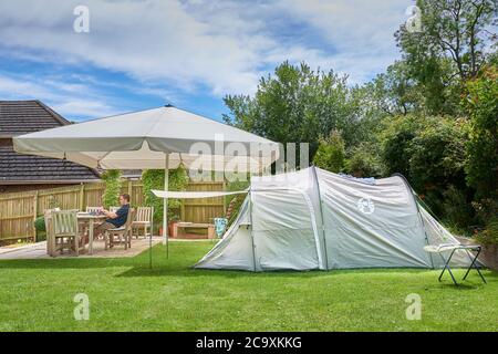 Jugendliche übernachten an einem Sommertag während der Coronavirus-Krise im Garten, Juli 2020. Stockfoto