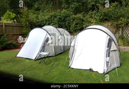 Camping im Garten an einem Sommertag während der Coronavirus-Krise, Juli 2020. Stockfoto