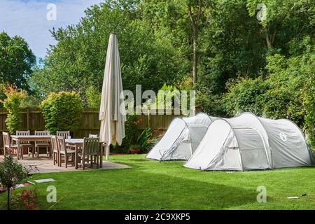 Camping im Garten an einem Sommertag während der Coronavirus-Krise, Juli 2020. Stockfoto