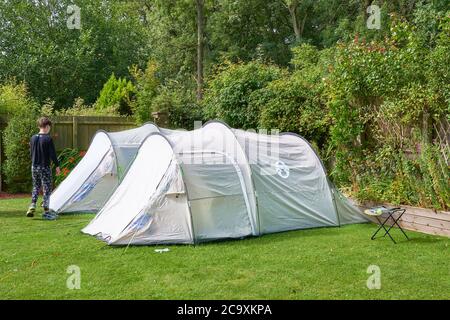 Jugendlicher-Aufenthalt Camping im Garten an einem Sommertag während der Coronavirus-Krise, Juli 2020. Stockfoto