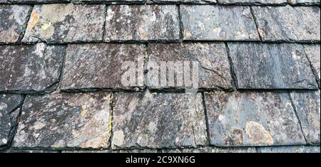 Alte alte Steindachziegel Stockfoto