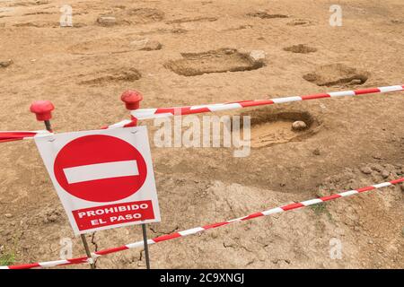 Archäologische Stätte der westgotischen Gräber in den Werken der AUTOBAHN A-12 in Grañón. August 2020. La Rioja. Spanien Stockfoto