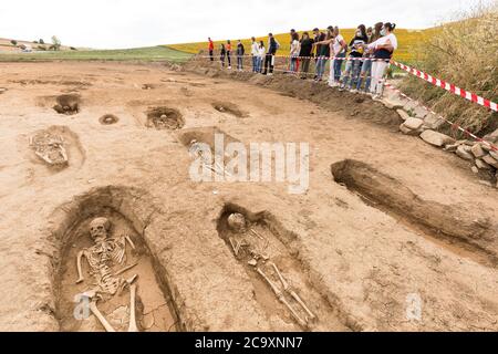 Archäologische Stätte der westgotischen Gräber in den Werken der AUTOBAHN A-12 in Grañón. August 2020. La Rioja. Spanien Stockfoto