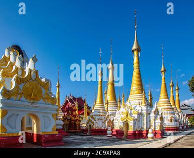 Padogas vom buddhistischen Kloster, Inle Lake, Shan Staat Myanmar ehemaliges Birma in Asien Stockfoto