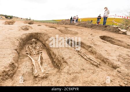 Archäologische Stätte der westgotischen Gräber in den Werken der AUTOBAHN A-12 in Grañón. August 2020. La Rioja. Spanien Stockfoto