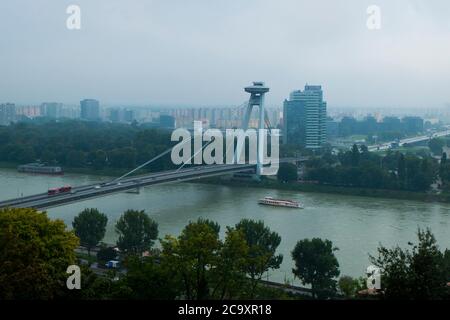 Ein Überblick Blick auf die Kabel-blieb meisten SNP-Brücke mit der UFO-Aussichtsplattform über die Donau. In Bratislava, Slowakei. Stockfoto