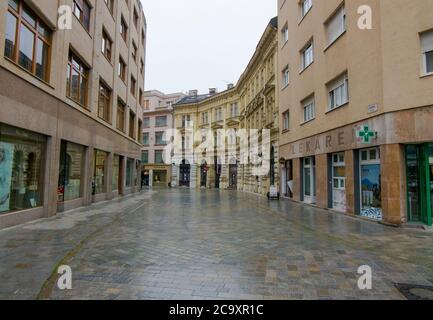 Ein regnerischer, nebliger, nebliger, nasser Blick auf eine typische gepflasterte Gasse in der Altstadt. In Bratislava, Slowakei. Stockfoto