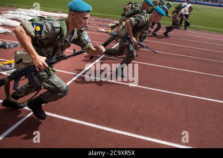 Rjasan, Russland. 2. August 2020 Kadetten der Rjasan Wachen höhere Luftbefehlsschule (Blaue Berets) auf der Laufstrecke des Stadions Teilnahme an der Relais in voller Ausrüstung und Waffen im Spartak-Stadion in der Stadt Rjasan im Rahmen der Airborne Forces Day Feier, Russland. Airborne Forces Day auch als Fallschirmjäger Tag bekannt ist ein professioneller Militärfeiertag in Russland gefeiert am 2. August jährlich Stockfoto