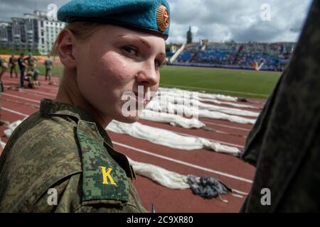 Rjasan, Russland. 2. August 2020 Russian Female Cadet Teilnehmer des Fallschirmjäger-Wettbewerbs auf Spartak Stadion im Rahmen der Feier des Airborne Day in Rjasan Stadt, Russland Stockfoto