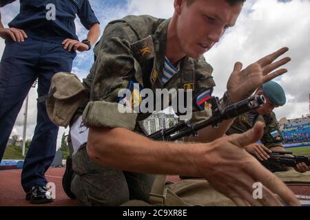 Rjasan, Russland. 2. August 2020 Fliegerkadette montieren ein Kalaschnikow Sturmgewehr während des Fallschirmjäger-Wettbewerbs auf dem Spartak-Stadion im Rahmen der Feier des Airborne-Tages in Rjasan-Stadt, Russland Stockfoto