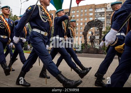 Rjasan, Russland. 2. August 2020 Kadetten der Rjasan Guards höhere Luftbefehlsschule Gehen Sie am Tag der Fallschirmjäger im Zentrum der Stadt Rjasan, Russland, am Denkmal von General Wassili Margelov vorbei Stockfoto