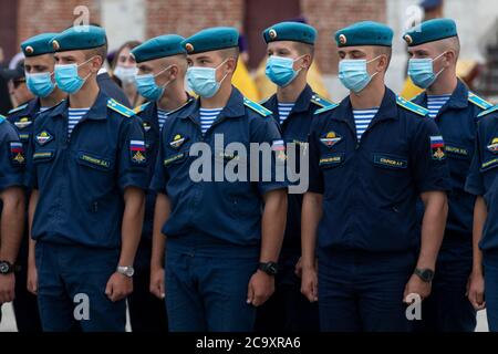 Rjasan, Russland. 2. August 2020 Luftkadetten (Blauer Beret), die als vorbeugende Maßnahme gegen COVID-19 Gesichtsmasken tragen, werden bei den Festgottesdiensten in der Epiphaniekathedrale des Rjasanischen Kremls am Tag der Luftwaffe gesehen. Russlands Luftlandetruppen feiern ihren professionellen Feiertag am Tag des Propheten Elia, ihres Schutzpatrons Stockfoto