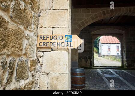 Wegweiser zur Albergue de Roncesvalles. Jakobsweg. Roncesvalles. Navarra. Spanien. Stockfoto