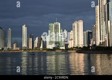 Wolkenkratzer am Meer von Panama City, Mittelamerika Stockfoto
