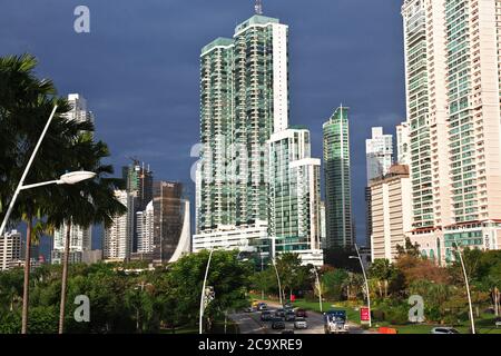 Wolkenkratzer am Meer von Panama City, Mittelamerika Stockfoto