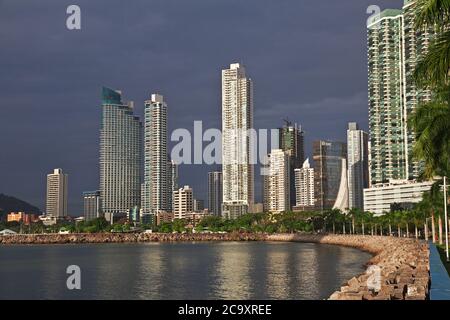 Wolkenkratzer am Meer von Panama City, Mittelamerika Stockfoto