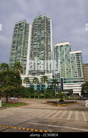 Wolkenkratzer am Meer von Panama City, Mittelamerika Stockfoto