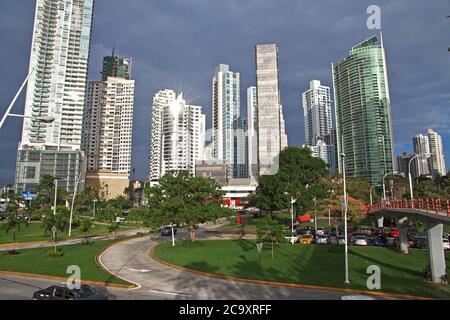 Wolkenkratzer am Meer von Panama City, Mittelamerika Stockfoto