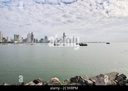 Wolkenkratzer am Meer von Panama City, Mittelamerika Stockfoto