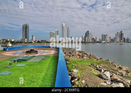Wolkenkratzer am Meer von Panama City, Mittelamerika Stockfoto