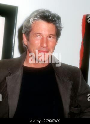 Los Angeles, Kalifornien, USA 27. Februar 1996 Schauspieler Richard Gere besucht die Ausstellung seiner Fotografien 'Zanskar und Tibet' am 27. Februar 1996 in der Fahey/Klein Gallery in Los Angeles, Kalifornien, USA. Foto von Barry King/Alamy Stockfoto Stockfoto