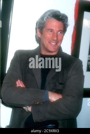 Los Angeles, Kalifornien, USA 27. Februar 1996 Schauspieler Richard Gere besucht die Ausstellung seiner Fotografien 'Zanskar und Tibet' am 27. Februar 1996 in der Fahey/Klein Gallery in Los Angeles, Kalifornien, USA. Foto von Barry King/Alamy Stockfoto Stockfoto