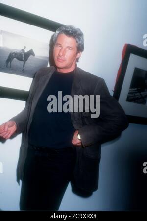 Los Angeles, Kalifornien, USA 27. Februar 1996 Schauspieler Richard Gere besucht die Ausstellung seiner Fotografien 'Zanskar und Tibet' am 27. Februar 1996 in der Fahey/Klein Gallery in Los Angeles, Kalifornien, USA. Foto von Barry King/Alamy Stockfoto Stockfoto