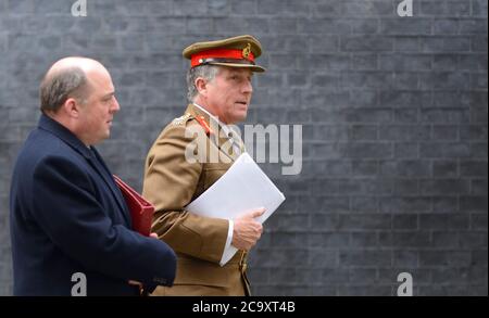 Ben Wallace MP, Verteidigungsminister, mit General Sir Nick Carter, Chef des Verteidigungsstabs, der eine Sitzung des Sicherheitskomitees in Downing verlässt Stockfoto
