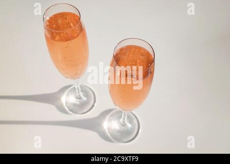 Zwei Gläser mit Rosenperlwein auf dem weißen Tisch Stockfoto