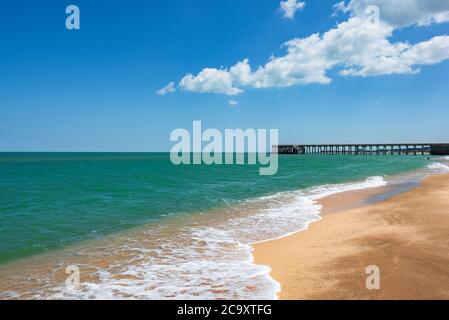 Strand mit türkisfarbenem Meer und gelbem Sand, Resort Sommer Hintergrund Stockfoto