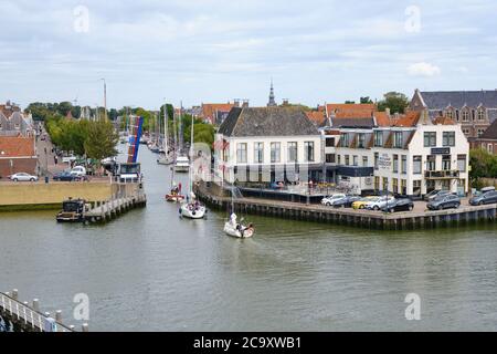 Harlingen, Niederlande, Juli 23 2020: Luftaufnahme von Harlingen, Friesland. Marina mit Segelschiffen, Masten und Yachten und altem Dorfzentrum. Stockfoto