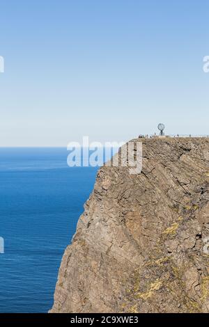 Das Globe Wahrzeichen in Nordkap, Norwegen an einem sonnigen Sommertag mit Barentssee im Hintergrund. Viel Kopierplatz verfügbar. Stockfoto