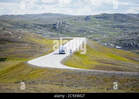 Ein Reise-Caravan aka Wohnmobil Fahrzeug auf der landschaftlich schönen Straße nach Nordkap in Nordnorwegen im Sommer Stockfoto