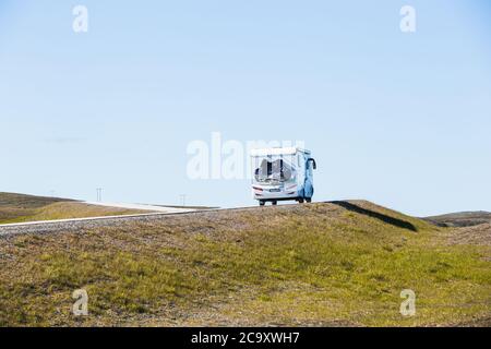 Ein Reise-Caravan aka Wohnmobil Fahrzeug auf der landschaftlich schönen Straße nach Nordkap in Nordnorwegen im Sommer Stockfoto