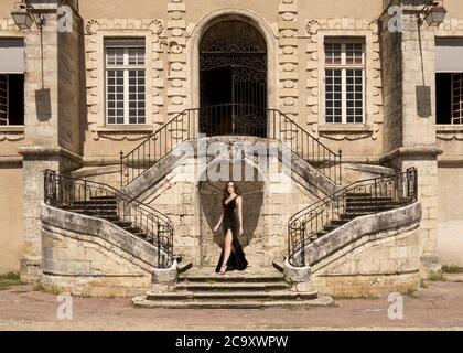Schöne Frau vor dem französischen Schloss Stockfoto