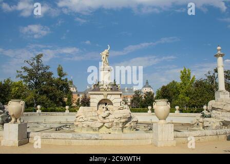 Aranjuez, Comunidad de Madrid, Spanien, Europa. Parterre Garden (Jardin del Parterre). Brunnen von Herakles und Antaeus (Fuente de Hercules y Anteo), ohne Wasser. Isidro González Velázquez (1765-1840). Stockfoto