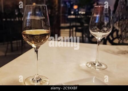 Ein Glas Weißwein auf dem Tisch im Restaurant Stockfoto