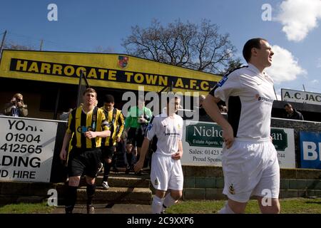 Southport-Spieler, die in ihren Farben ganz weiß gekleidet sind, treten vor dem Spiel ihres Teams gegen Harrogate Town in Wetherby Road, Harrogate, auf den Platz. Das Conference North Spiel wurde 3-2 von Southport gewonnen, ein Ergebnis, das die Sandgrounders auf Kurs für den ersten Platz in der Division gehalten, während Harrogate Town unten blieb. Harrogate Town wurden zum ersten Mal in ihrer Geschichte zum englischen Football League (EFL) am Ende der Saison 2019-20 befördert, als sie Notts County im Play-off-Finale der National League in Wembley besiegten. Stockfoto