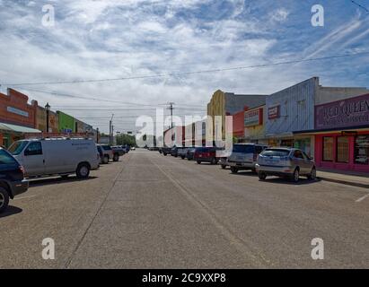 An einem sonnigen Tag im März säumen Geschäfte und Geschäfte eine gerade Seitenstraße in der texanischen Stadt Rosenberg. Stockfoto