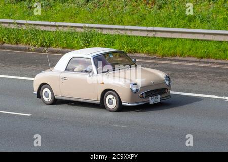 1991 beige Nissan Figaro ; Fahrzeugverkehr Fahrzeuge, Autos, die Fahrzeuge auf britischen Straßen fahren, Motoren, Autofahren auf der Autobahn M6. Stockfoto