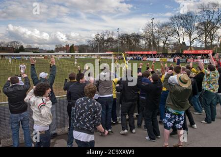 Southport-Fans feiern das dritte Tor ihrer Mannschaft, das Ciaran Kilheeney in den letzten Minuten der zweiten Halbzeit gegen Harrogate Town in Wetherby Road, Harrogate erzielte. Das Conference North Spiel wurde 3-2 von Southport gewonnen, ein Ergebnis, das die Sandgrounders auf Kurs für den ersten Platz in der Division gehalten, während HarrogateTown unten blieb. Harrogate Town wurden zum ersten Mal in ihrer Geschichte zum englischen Football League (EFL) am Ende der Saison 2019-20 befördert, als sie Notts County im Play-off-Finale der National League in Wembley besiegten. Stockfoto