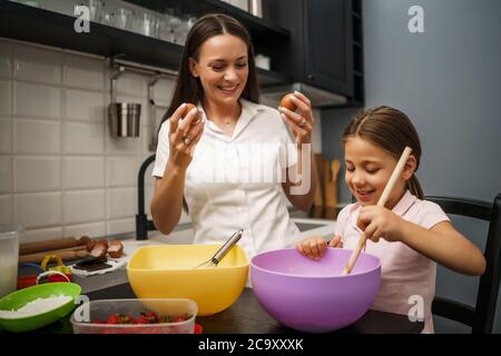 Mutter und Tochter machen Kekse in der Küche. Stockfoto