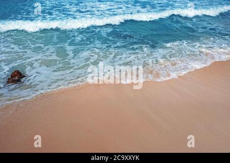 Schöner leerer Strand mit türkisfarbenem Meer Stockfoto