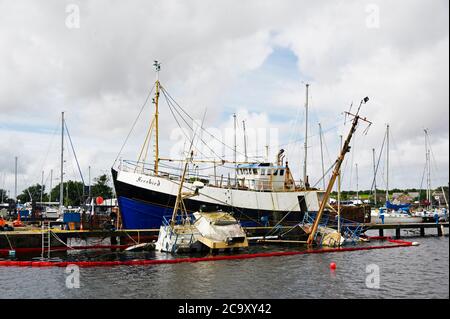 Gekenppter Trawler. Glasson Dock, Lancashire, England, Vereinigtes Königreich, Europa. Stockfoto