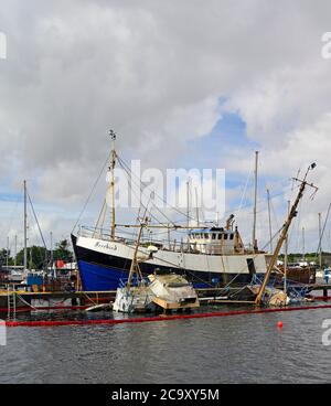 Gekenppter Trawler. Glasson Dock, Lancashire, England, Vereinigtes Königreich, Europa. Stockfoto