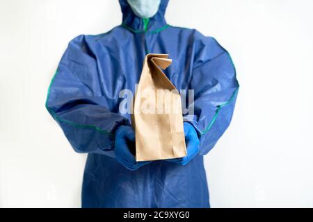 Kontaktlose Lieferung im Kampf gegen Coronovirus Stockfoto
