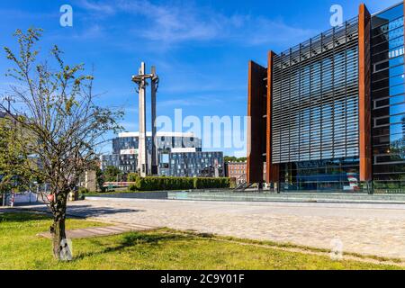 Danzig, Pommern / Polen - 2020/07/14: Europäisches Solidaritätszentrum, Europejskie Centrum Solidarnosci, mit Denkmal für die gefallenen Werftarbeiter 19 Stockfoto