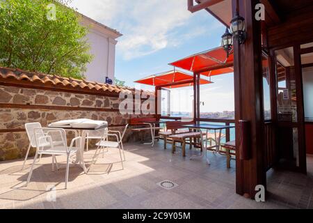 sozopol, bulgarien, - 11. AUG 2015: Restaurant am Meer. Terrasse ohne Besucher Stockfoto