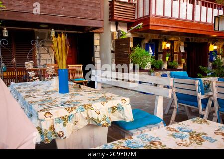 sozopol, bulgarien, - 11. AUG 2015: Restaurant am Meer. Terrasse ohne Besucher Stockfoto